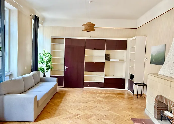 Old-school Classic Spacious شقة