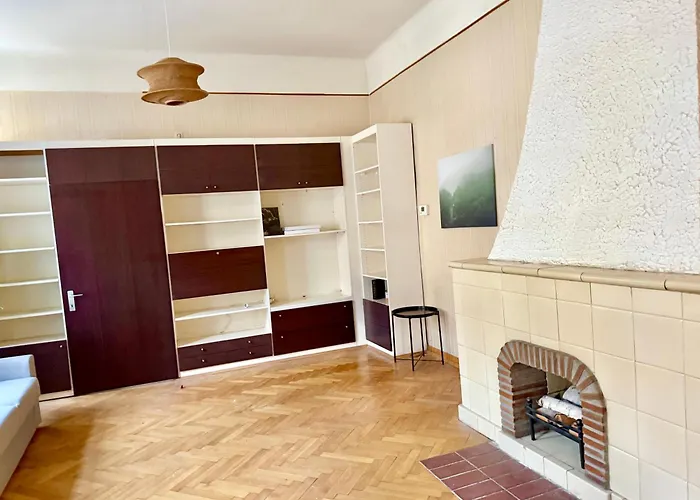 Old-school Classic Spacious Apartment *